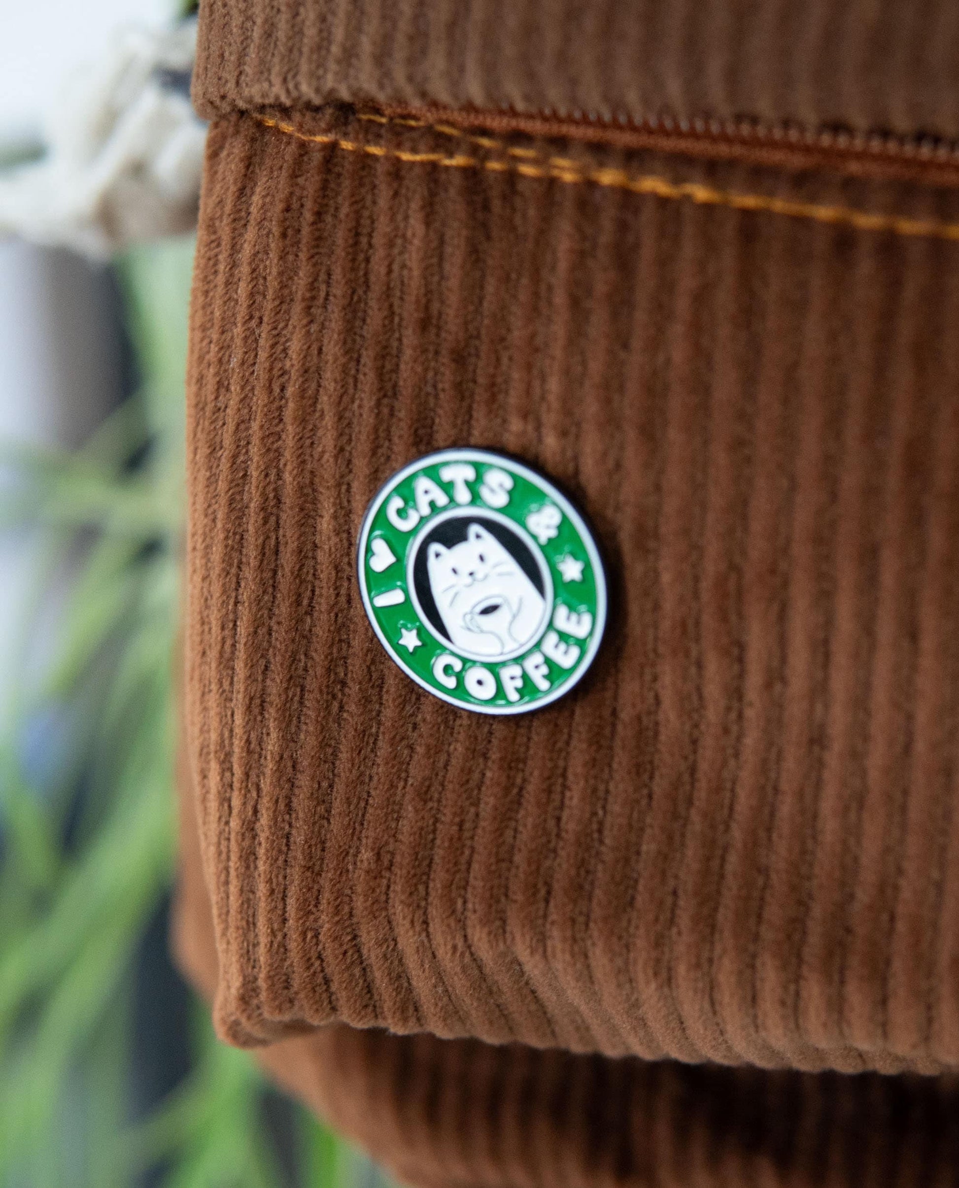 Cats & Coffee Enamel Pin - Perfect Accessory for Cat Lovers and Caffeine Addicts, Ideal for Tote Bags and Beanies